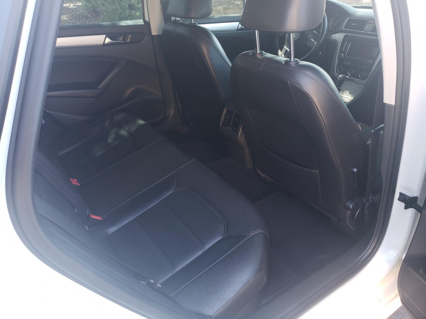 2013 WHITE /gray and black Volkswagen Passat se (1VWBP7A31DC) with an 2.5 l5 engine, 6-Speed Automatic transmission, located at 323 E Dunlap Ave., Phoenix, AZ, 85020, (602) 331-9000, 33.567677, -112.069000 - Photo#15